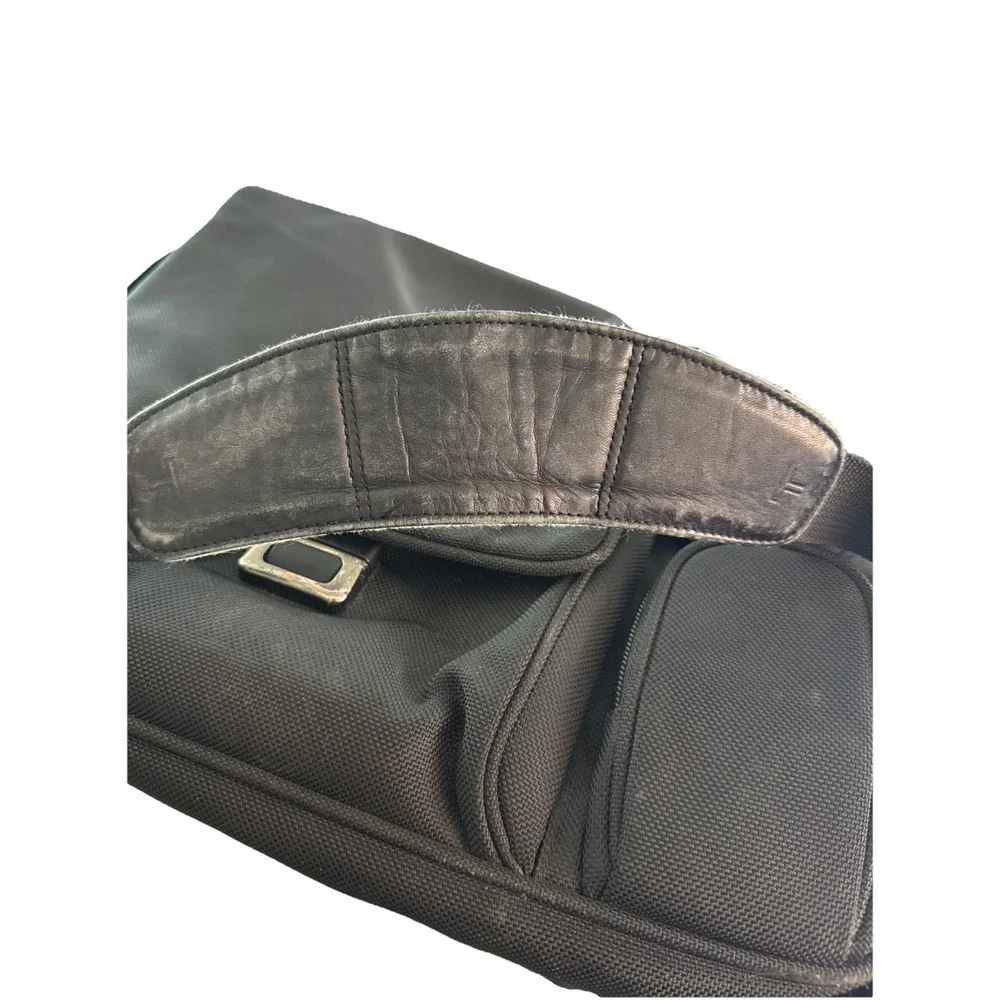 Tumi Shoulder Bag 26175D4 Black Cut Out Flap Messenger Alpha Bag Expandable‎